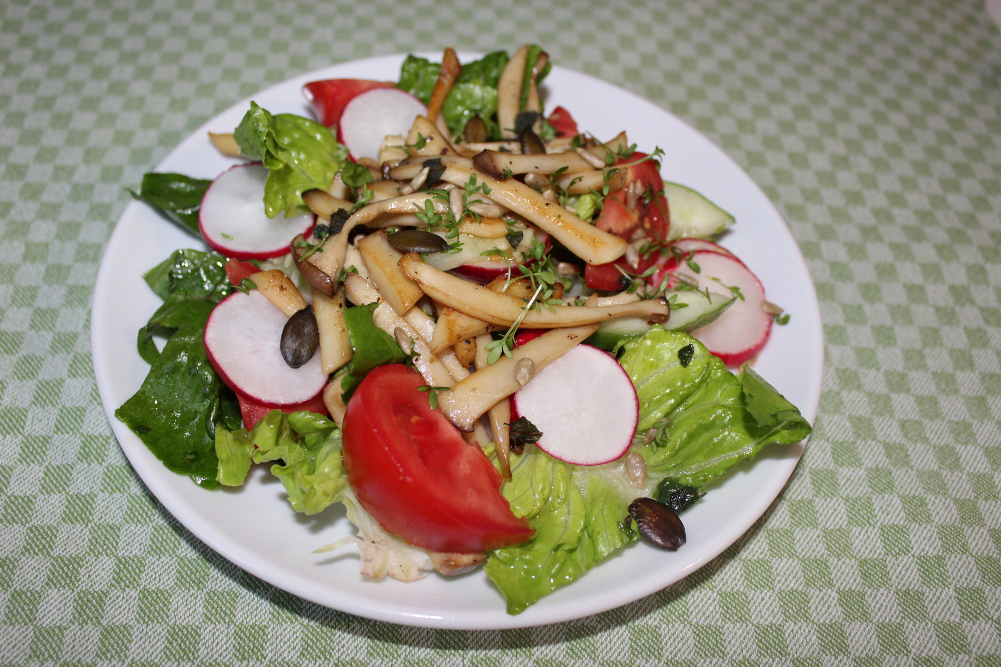 Sommerlicher Salat mit Kräuterseitling, gerösteten Kürbis- und Sonnenblumenkernen