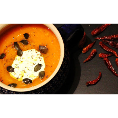 Spicy Hokkaido-Suppe mit Süßkartoffel und Mais. - Spicy Hokkaido-Suppe mit Süßkartoffel und Mais.